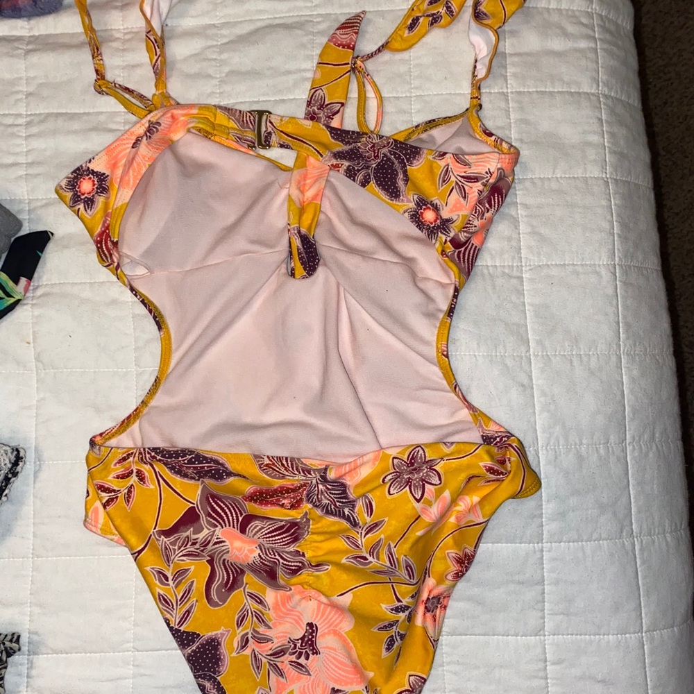 Bikini - Picture 2 of 3